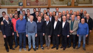 Von links: Heinz Knoche, Heinz Cordes, Hans-Jürgen Sellmann, Jochen Reimer, Meinolf Schütte, Friedhelm Brexel, Tobias Coböken, Meinolf Hoppe, Hendrik Henneböhl, Stefan Dahlhoff, Alfred Beste, Stephan Kober, Manfred Risse, Josef Schröer, Martin Hoppe, Paul Westermann, Andy Fuhst, Ralf Röttger, Markus Christ, Daniel Rath, Franz-Josef Meiswinkel, Werner Eickmann, Peter Fuhst, Bernd Vollmer, Franz Rieke, Adolf Schröer, Eberhard Gudermann, Norbert Rieke, Karl-Heinz Bartmeier, Willi Hoppe, Lorenz Leonhard, Kurt Cramer, Anton Kemper, Hugo Eilert, Franz-Josef Spiekermann, Rudi Hellemeier, Günther Köthemann, Johannes Hense. Es fehlen: Anton Jütte, Werner Brock, Franz Schmidt, Willi Pilk, Ulrich Gerling, Antonius Gerling, Reinhold Pühs, Rainer Pilk, Kay Steffen, Alexander Köthemann, Addy Mitzlaff